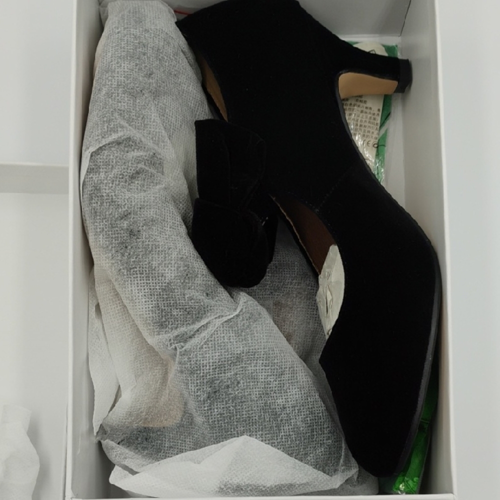 Chic Black Velvet Heels